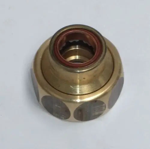 Daikin Übergangsstück in runder Form mit geschliffener Oberfläche und einer Öffnung in der Mitte. Die Farbe ist goldbraun mit roten Dichtungen.
